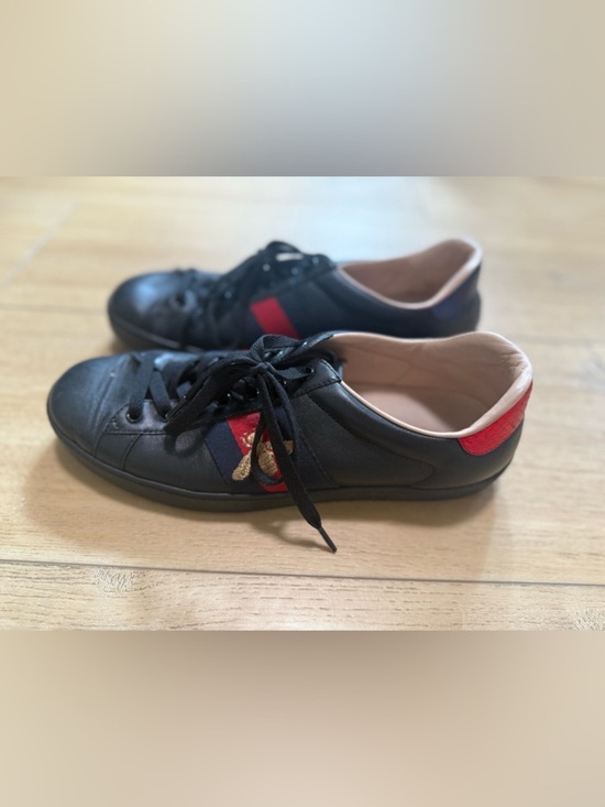 Gucci Other - Gucci ACE embroidered 🐝black bee OPEN TO OFFERS men’s 9.5 AUTHENTIC!!
